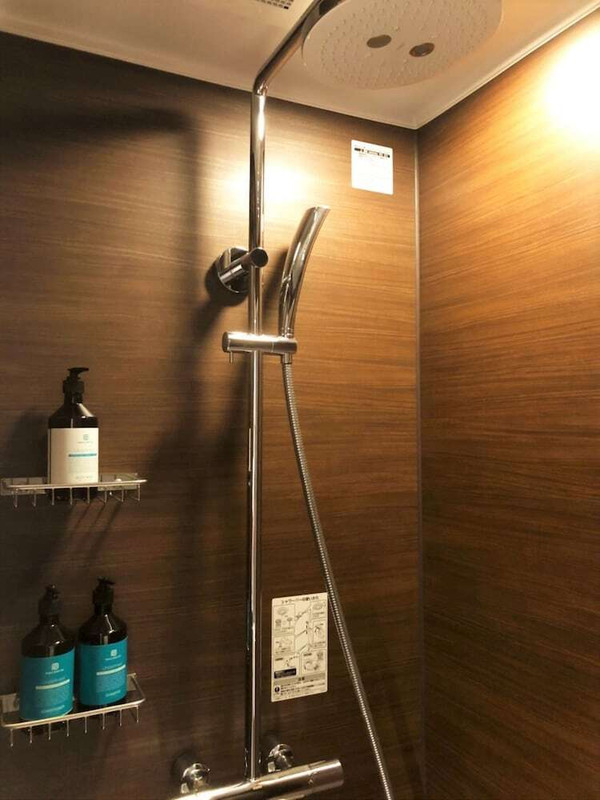 バスルームのシャワー