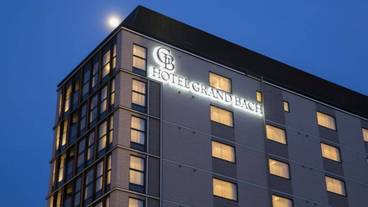 施設の正面 (日没後) / 1