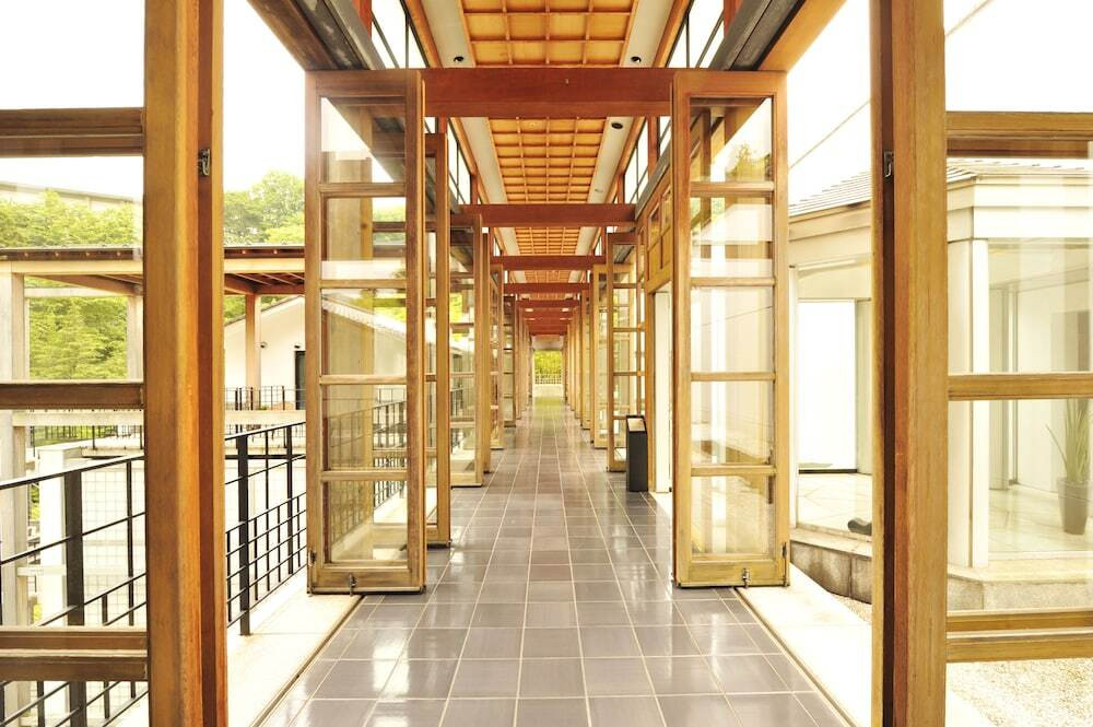 建築美を感じらえるガラスの廊下3446026