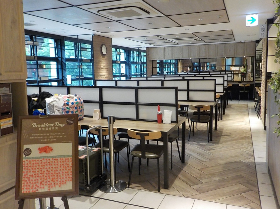 朝食会場は2階フロント横にあります。