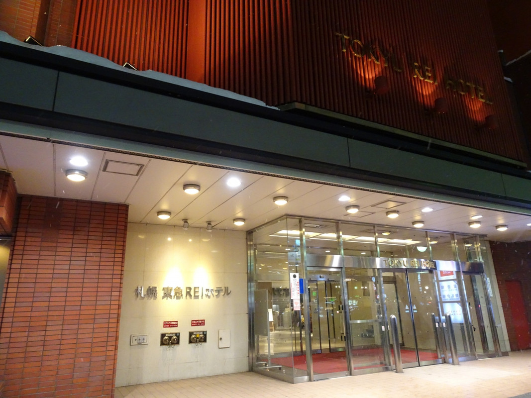 すすきのの、ひとつ筋違いの交差点にあります。