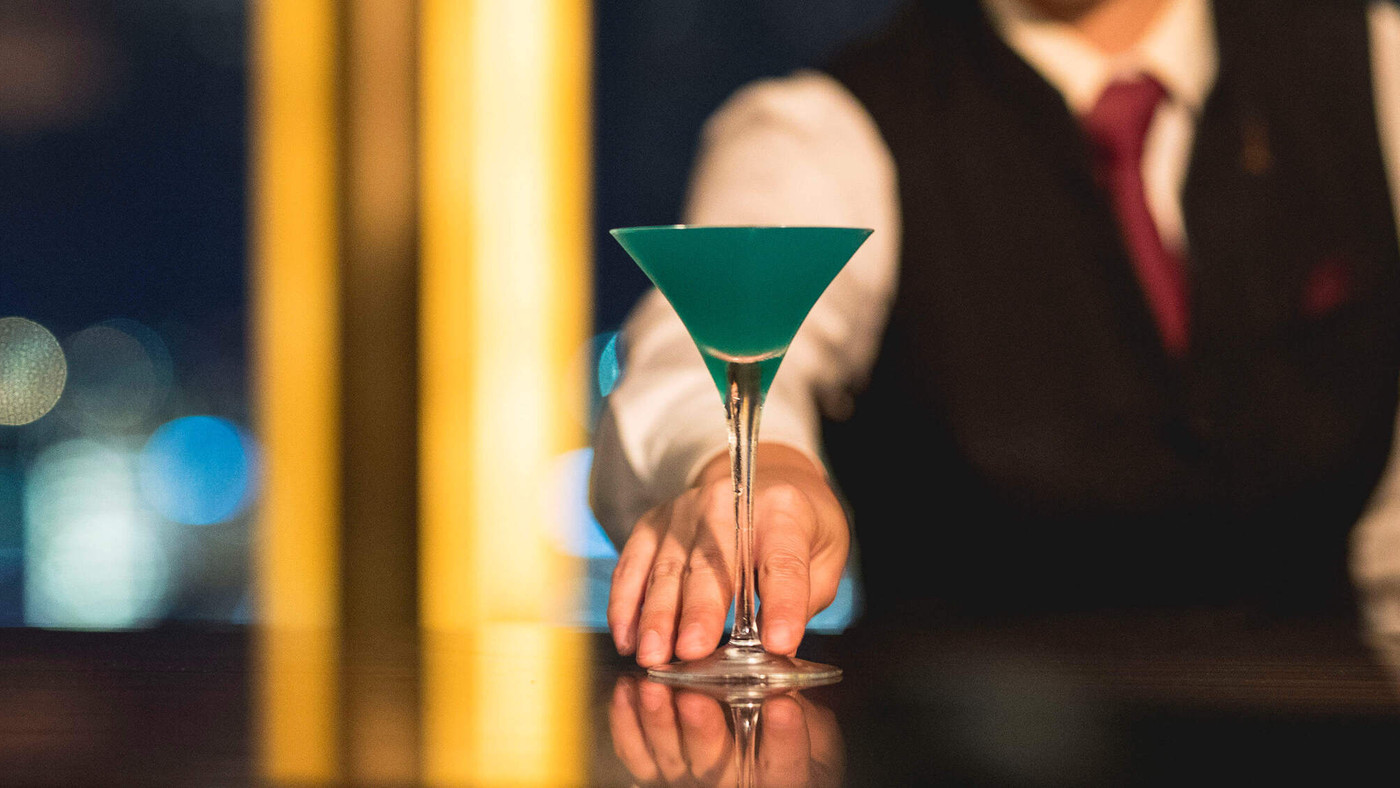 煌びやかな天神の夜景を眺めるレストランで誕生日ディナー3952771