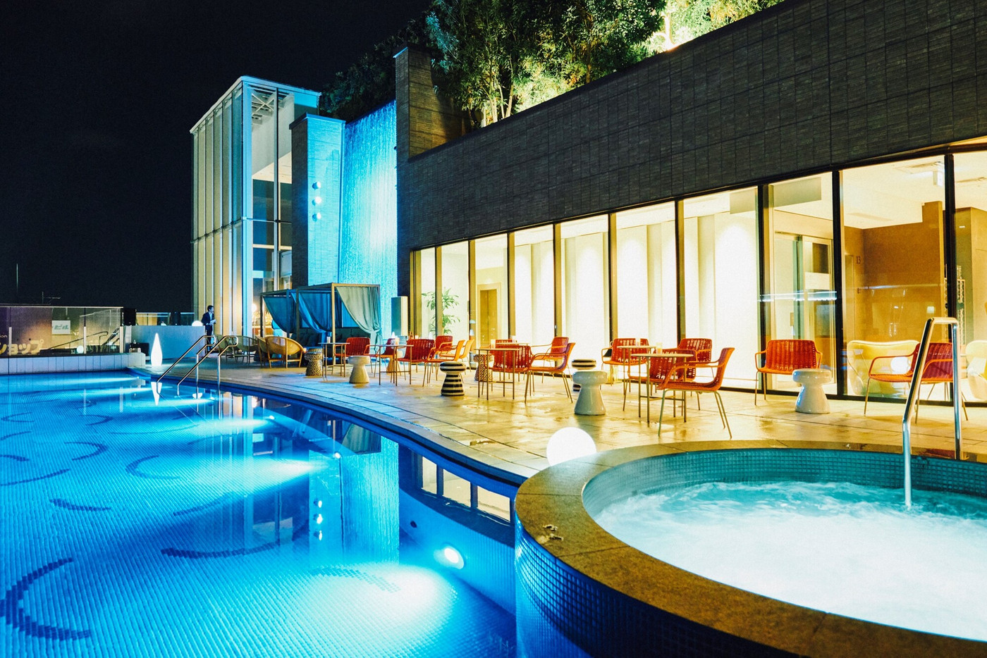 疲れが水と光に溶けていく…大人の「屋上温泉スパ」1982063