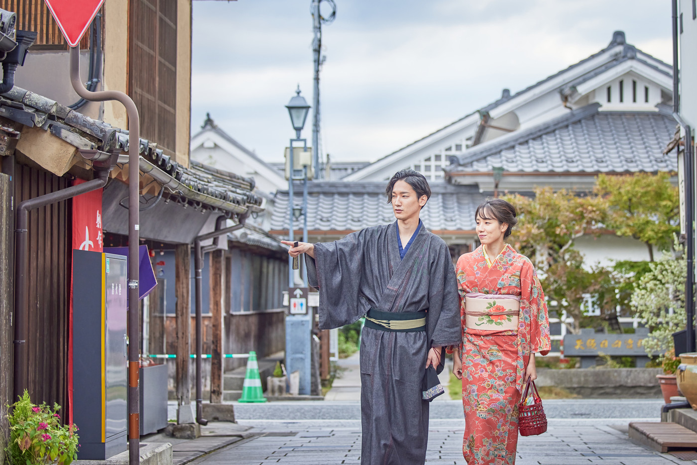日田市豆田町を着物で観光する若いカップル