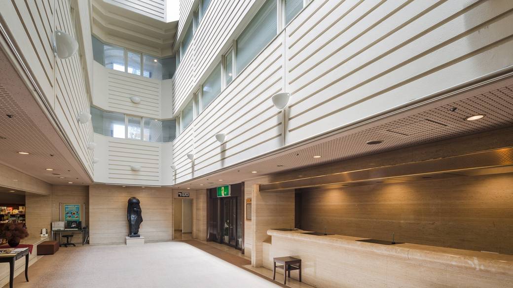 高い天井の吹き抜けが
非日常を演出 / 3