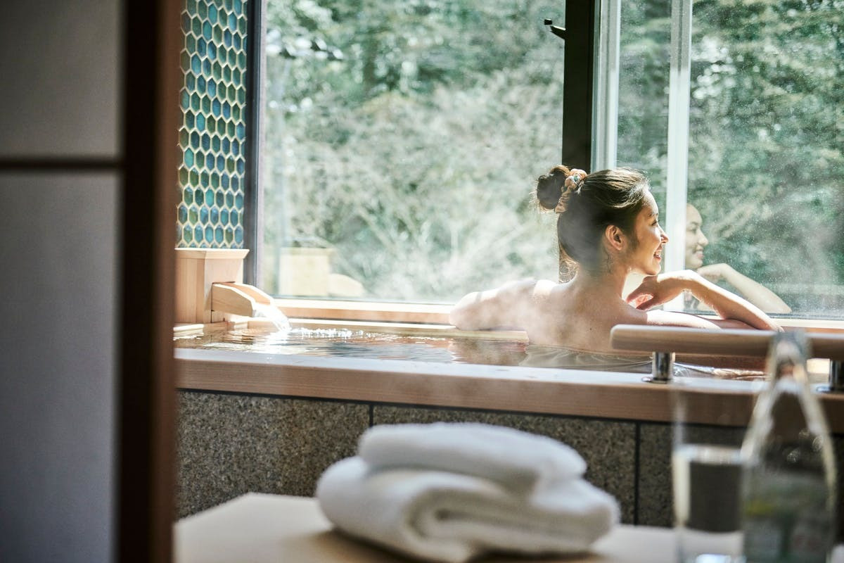 若い女性、女子旅、温泉、露天風呂、旅行