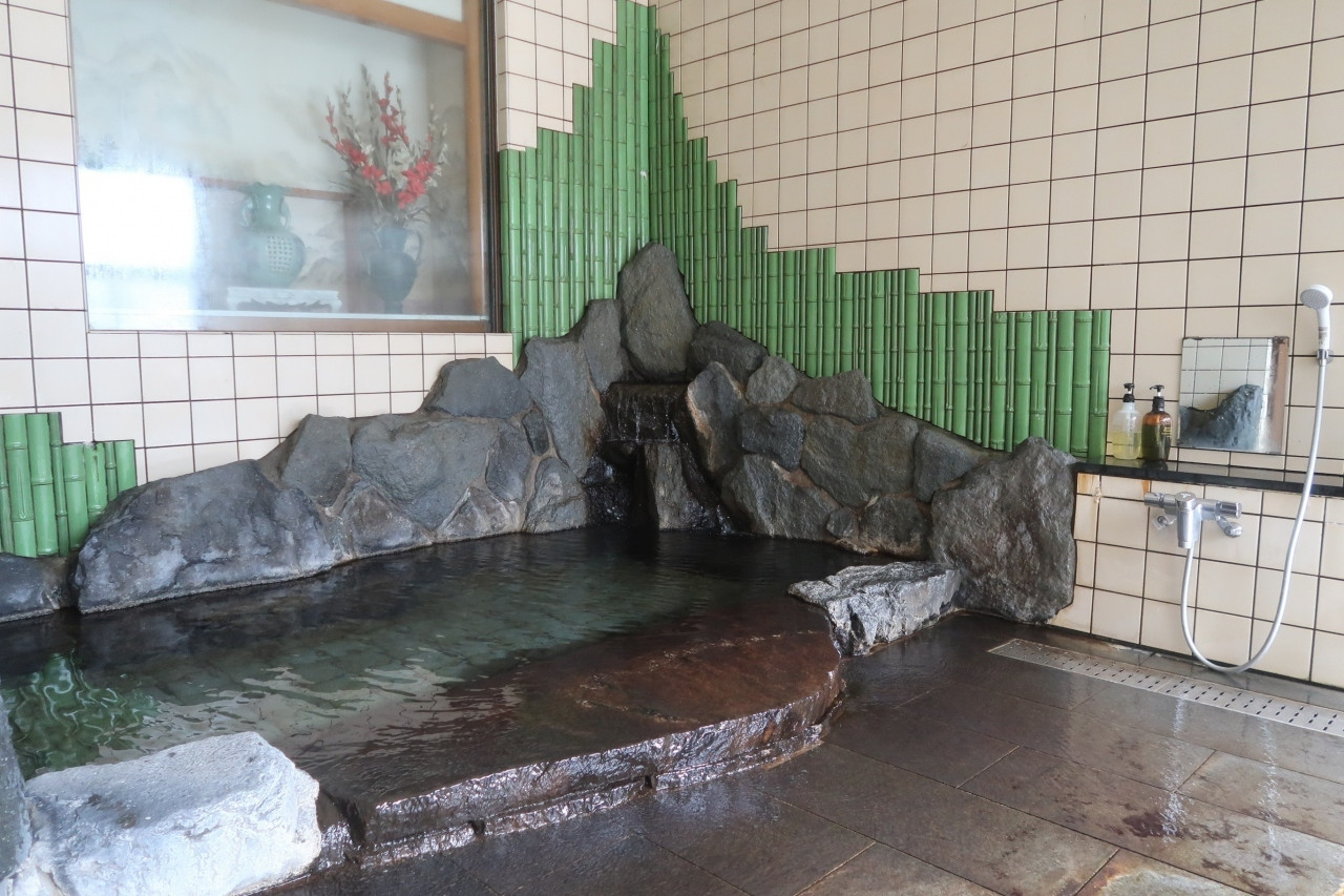 弘法大師の杖で湧き出たと言われる「杖温泉」で疲れを癒す3458249