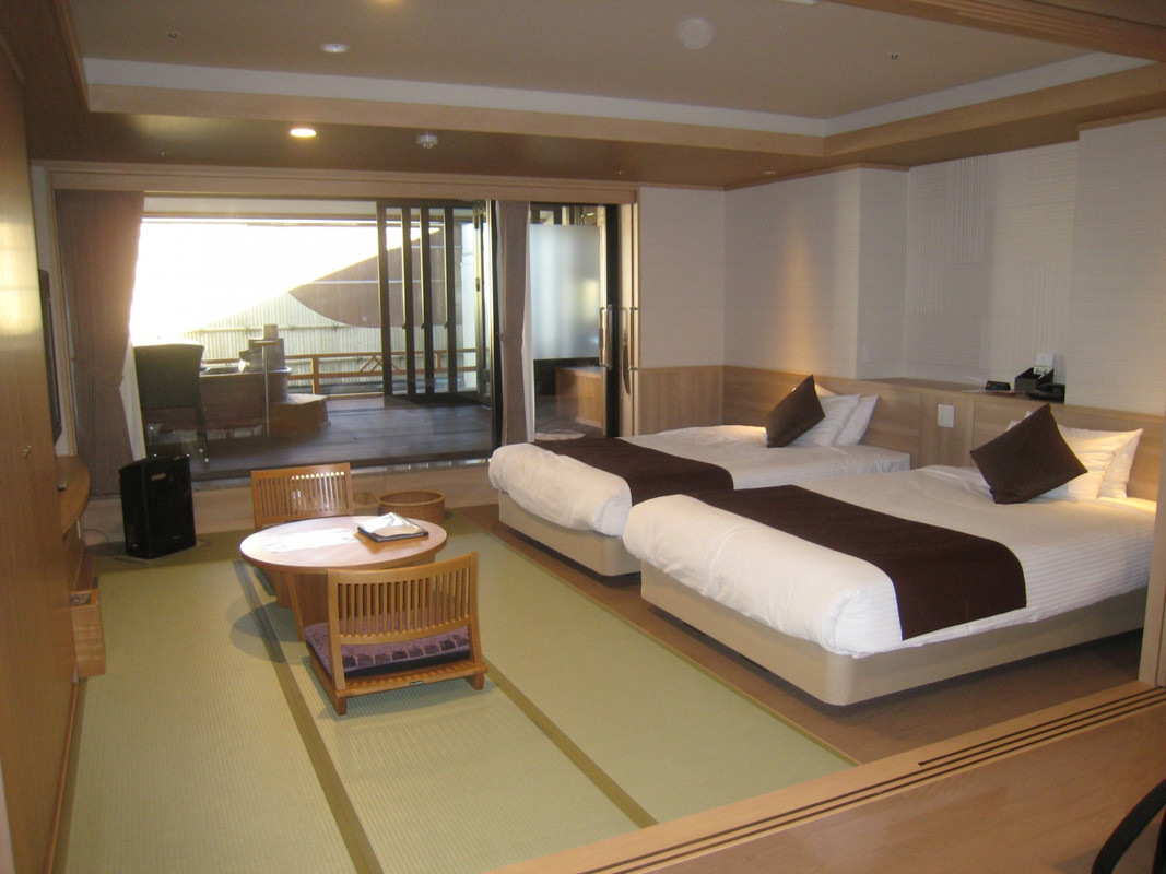 山水亭露天風呂付和洋室311号室　シモンズベッドは大きめ