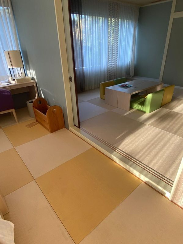 客室は二間あって、子供たちが寝た後もリビングでゆったり過ごせます。