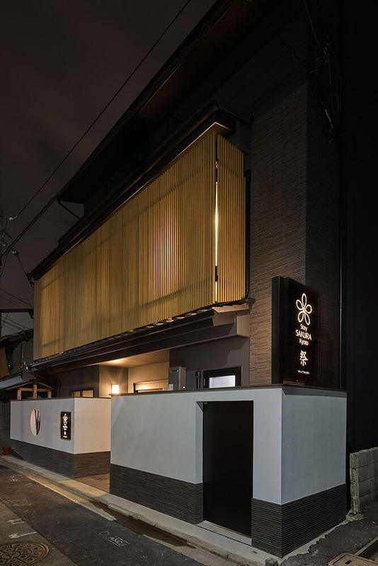 施設の正面 (日没後)