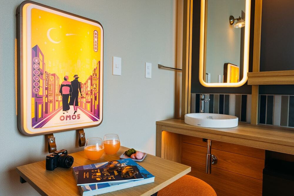 客室の洗面と折り畳み式テーブル