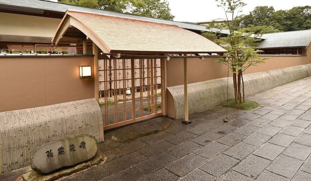 ベンツがお出迎え
緑溢れる高級旅館へ / 2