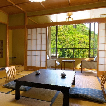 滝のある巨大な野天風呂で、自家源泉の湯を楽しむ旅館4026973