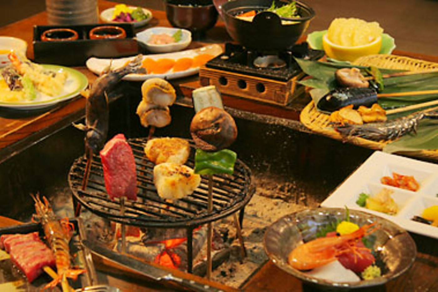 囲炉裏炭火焼の夕食を楽しめる民芸風のお宿3738676