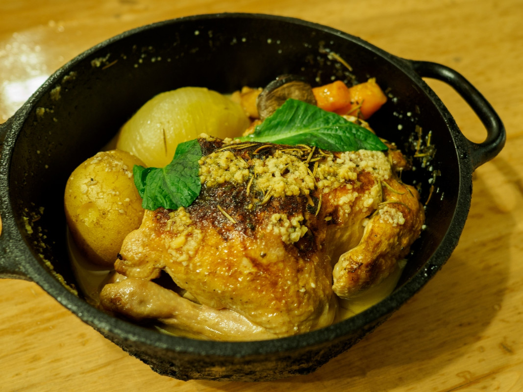 鶏が丸一羽使われたダッチオーブン料理