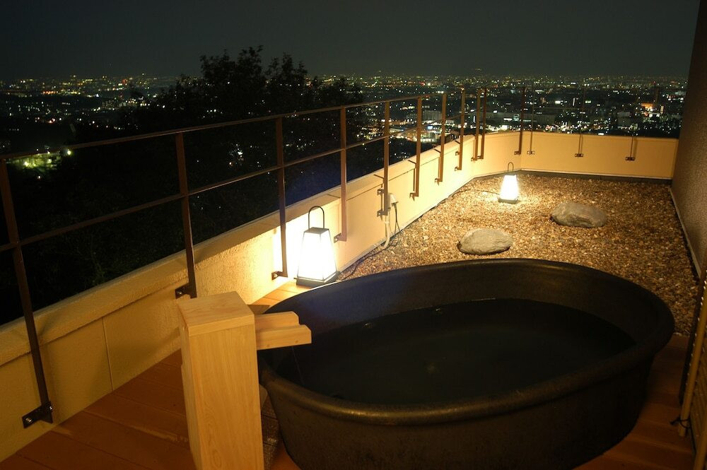 夜景と星空に包まれる露天風呂が魅力3982120