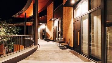 施設の正面 (日没後) / 4