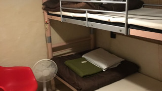 アジアン簡易個室 二段ベット、鍵付き