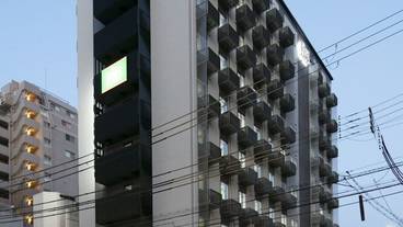 施設の正面 (日没後) / 1