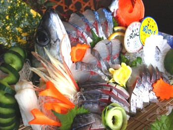 インフィニティ風呂で海と一体に。生け簀から上がったばかりの魚を味わう3384693