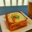 朝食はホテルでクロックムッシュや甘辛チキンフィレバーガー、コーヒーを買って「OMOベース」で。