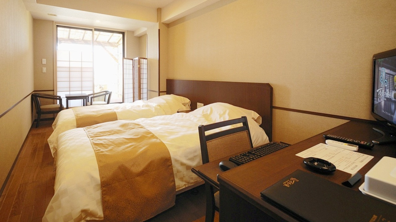 幻想的な雰囲気の3種類の岩盤浴や多彩な温泉を楽しむ4001939