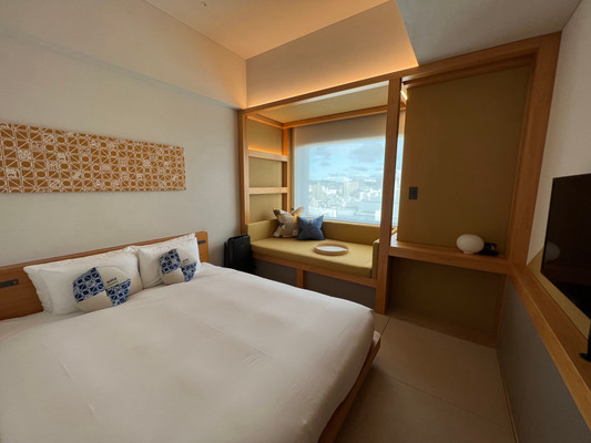 部屋は割とコンパクトですが、狭い!という感じもなくて丁度良い!!畳敷きなのでそこもまた良いです。
/ 3