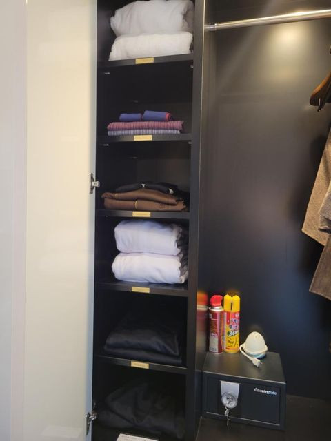 色浴衣と羽織、上下セパレートのパジャマ、館内着、バスローブなど、リラックスウェアは様々。自分好みのお部屋着で寛げるのが嬉しい / 1