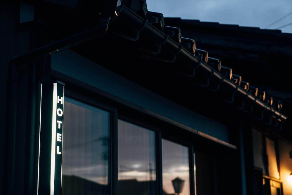 施設の正面 (日没後)