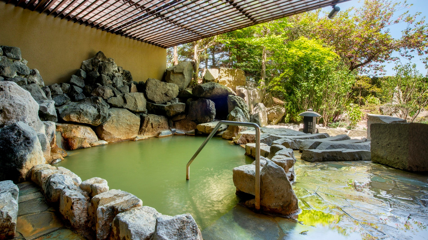 月の湯・露天岩風呂