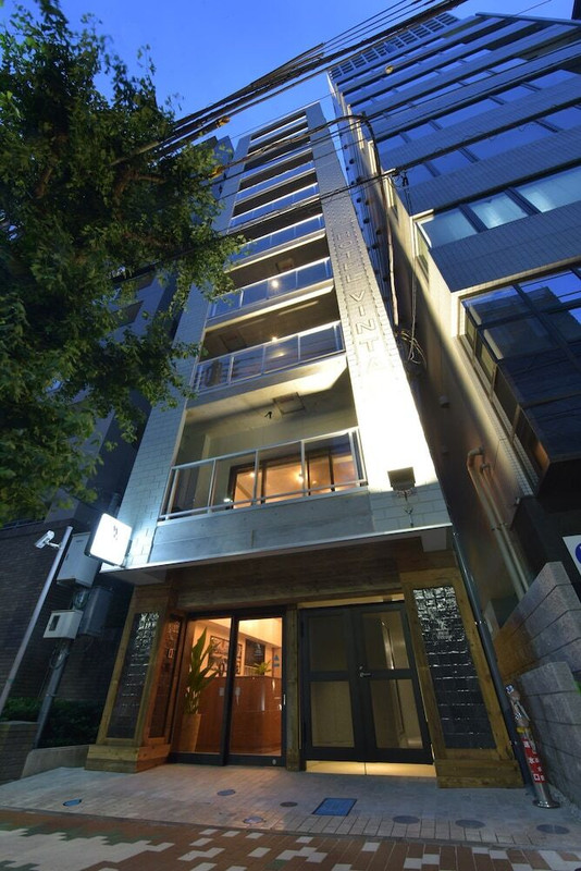 施設の正面 (日没後)