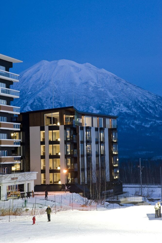 施設の正面 (日没後)