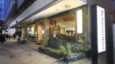 施設の正面 (日没後) / 7