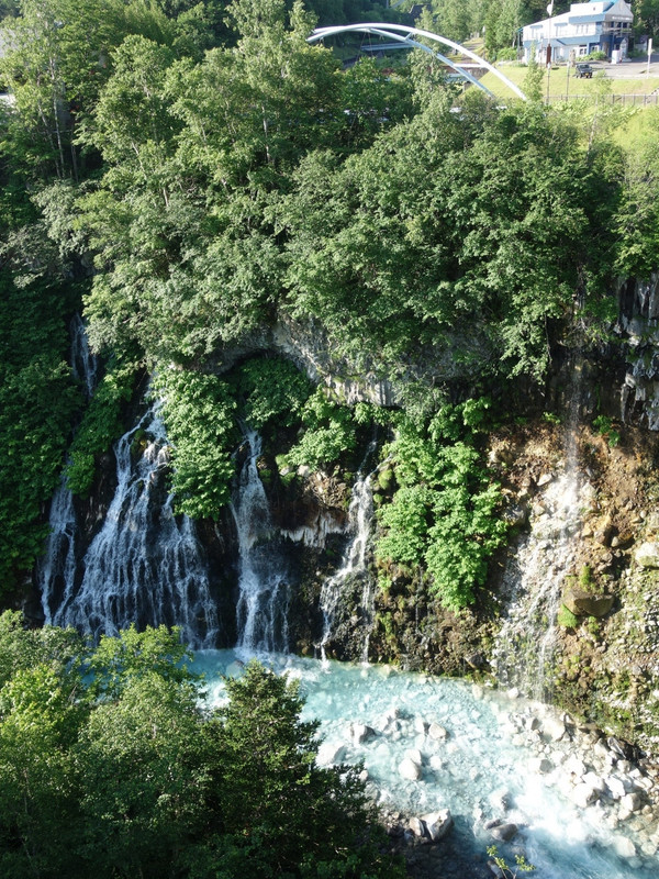 白ひげの滝の碧を見に散歩