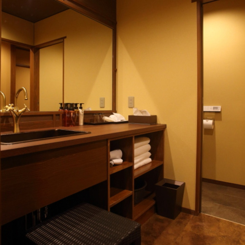 赤絵の洗面スペース