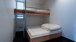 プライベート部屋　２段ベッド　下段キングベッド　上段シングル（２〜３名様用）