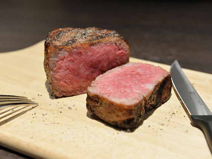 部位ごとに一番美味しい状態に仕上げて提供。レアな断面が美しい…