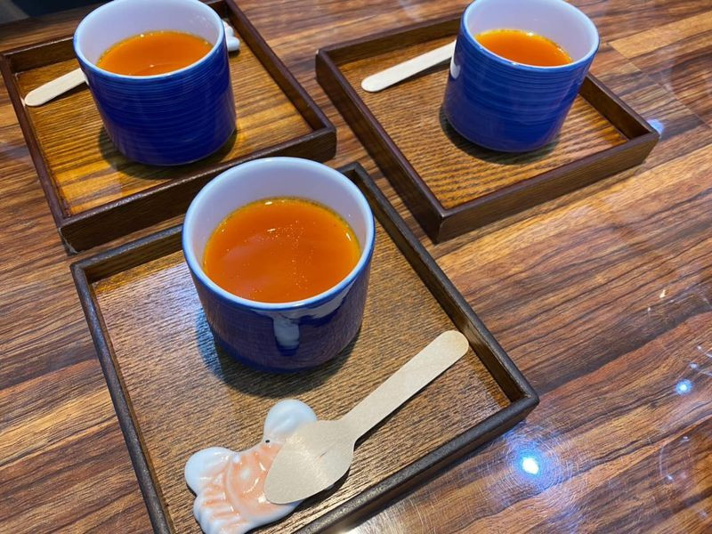 手作りにこだわる「生萬（キマン）」のホットプリン。卵の黄身のみを使用しており濃厚な味わいが特徴 / 3