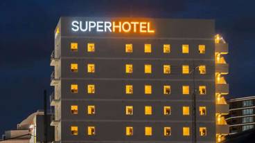 施設の正面 (日没後) / 1