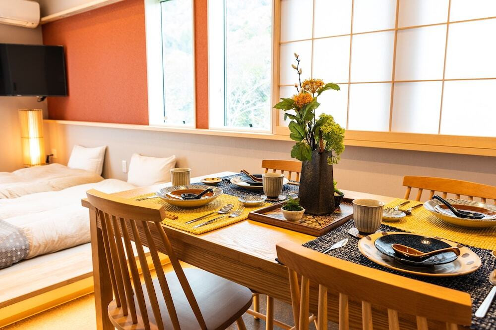 客室内のダイニングエリア