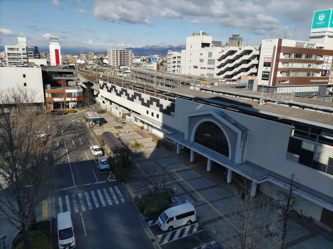 ホテルの一室から見た前橋駅南口。
