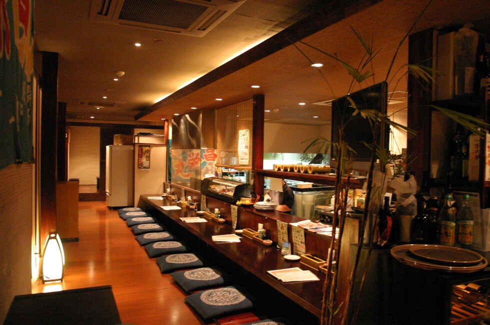 「村上水産仲買人直営店鮮魚部」内観 741884 店内カウンター席