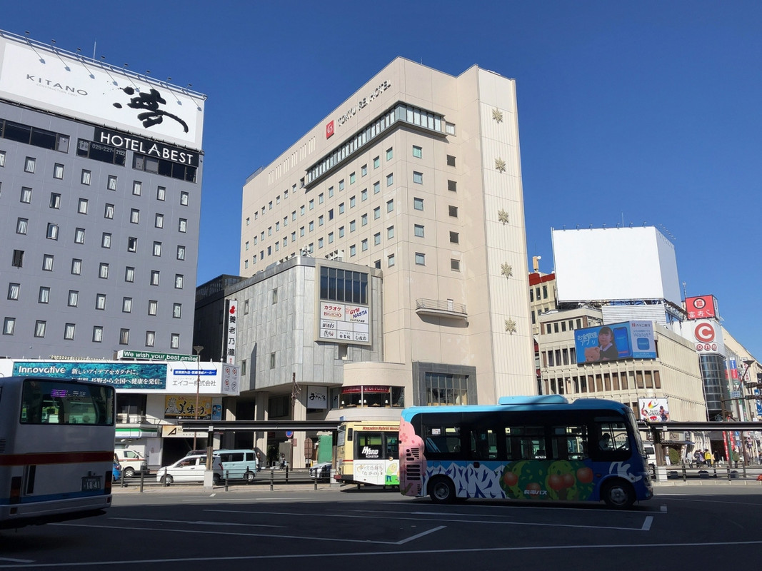長野駅の善光寺口を出れば、すぐ右前方に見えます