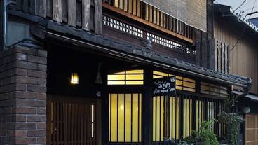 施設の正面 (日没後) / 2