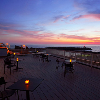 水平線に沈む夕陽は、心洗われる美しさ3521062