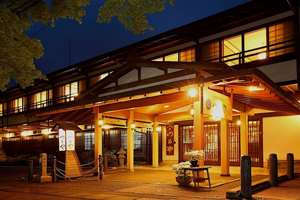 施設の正面 (日没後)