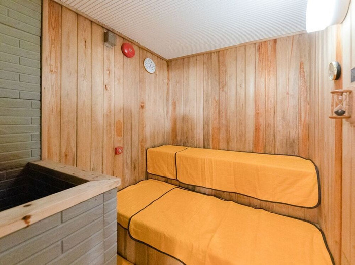 全身で汗をかける高温サウナ。外気浴は露天風呂スペースを活用して