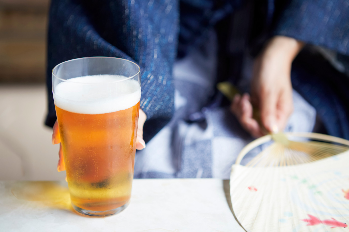 旅館でビールを飲む女性