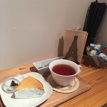 「アルモニー」 料理 68792971 ケーキセット(生キャラメルとゴーダのチーズケーキ&紅茶)¥900 (2017-06)