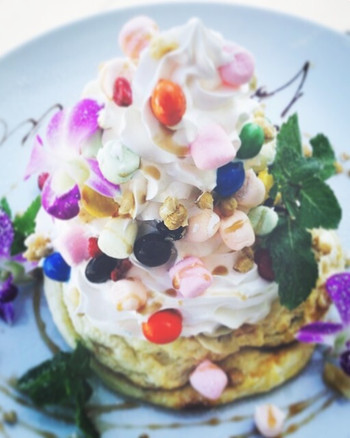 「KOA」 料理 73539838 ガッツリクリームのトリプルホイップパンケーキ